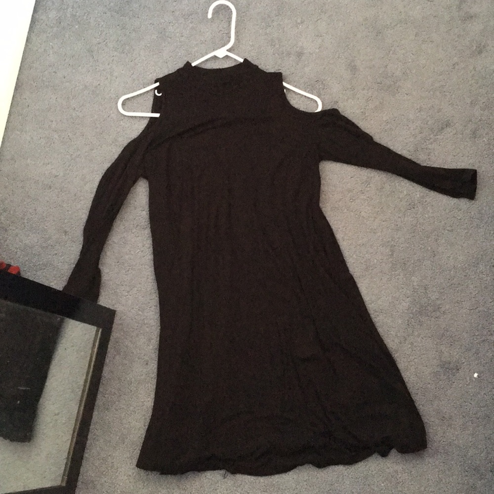 Soprano cold-shoulder dress